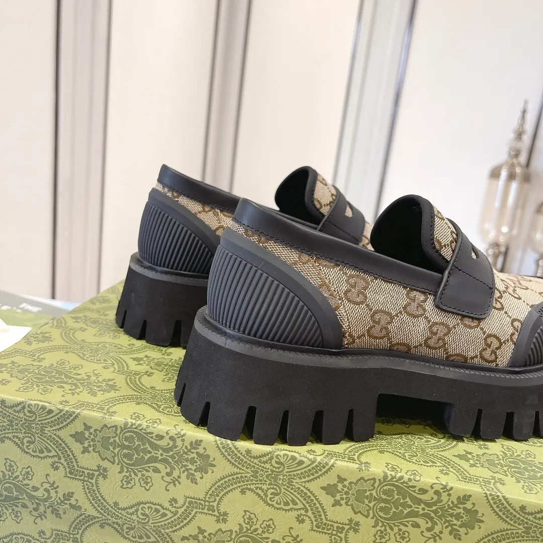 👟👟Ex-factory price 480👟👟 Men's size +10 Gucci's new spring and autumn loafers cleverly use unique design elements to inject fresh vitality into the collection design. Crafted from camel and ebony GG canvas, these stylish unisex loafers feature a new interpretation of the brand's classic monogram pattern for the new season. Camel and ebony GG canvas/imported silk cowhide surface, imported silk cowhide lining Size: Female: 35-42# Male: 39-46#